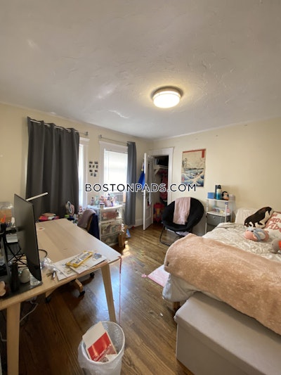 Medford 3 Bed 1 Bath  Tufts - $4,200